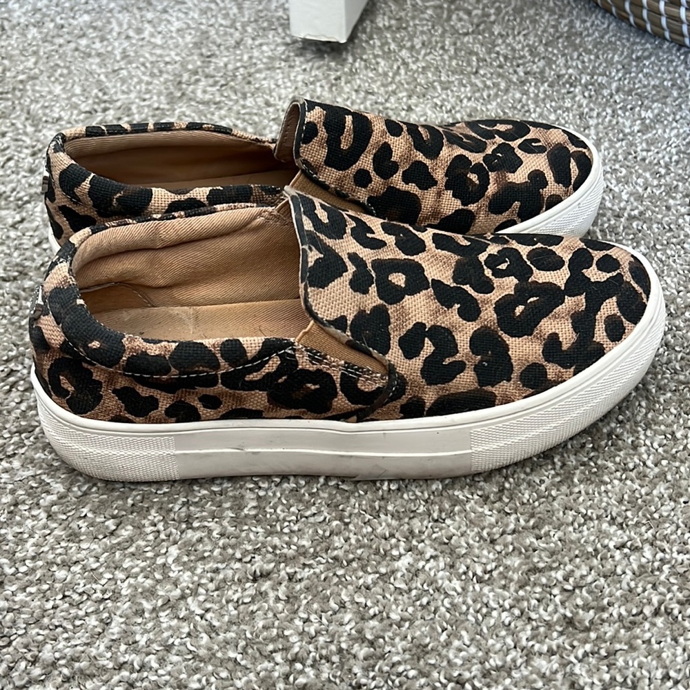 Steve Madden slide shoes. Size 6